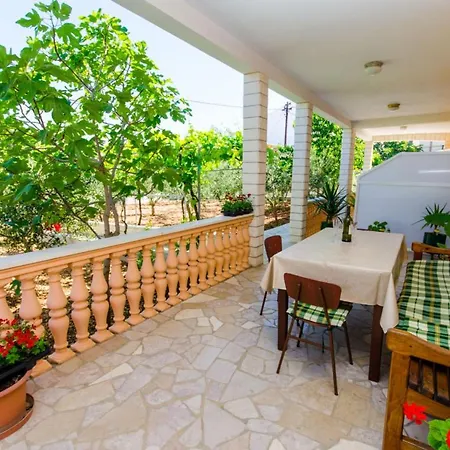 Ivana アパート トロギール